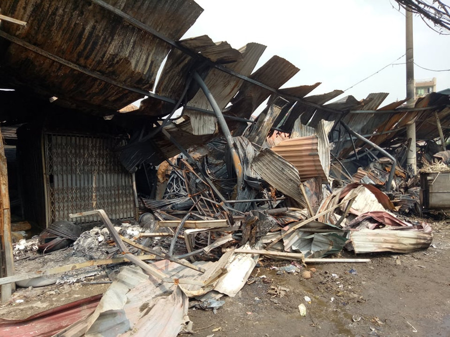 Mái tôn khu chợ tạm cũng bị sụp xuống do sức nóng của ngọn lửa.