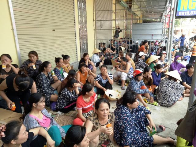 Sau vụ cháy, bà con tiểu thương trong chợ thất thần vì mất mát tài sản quá lớn.