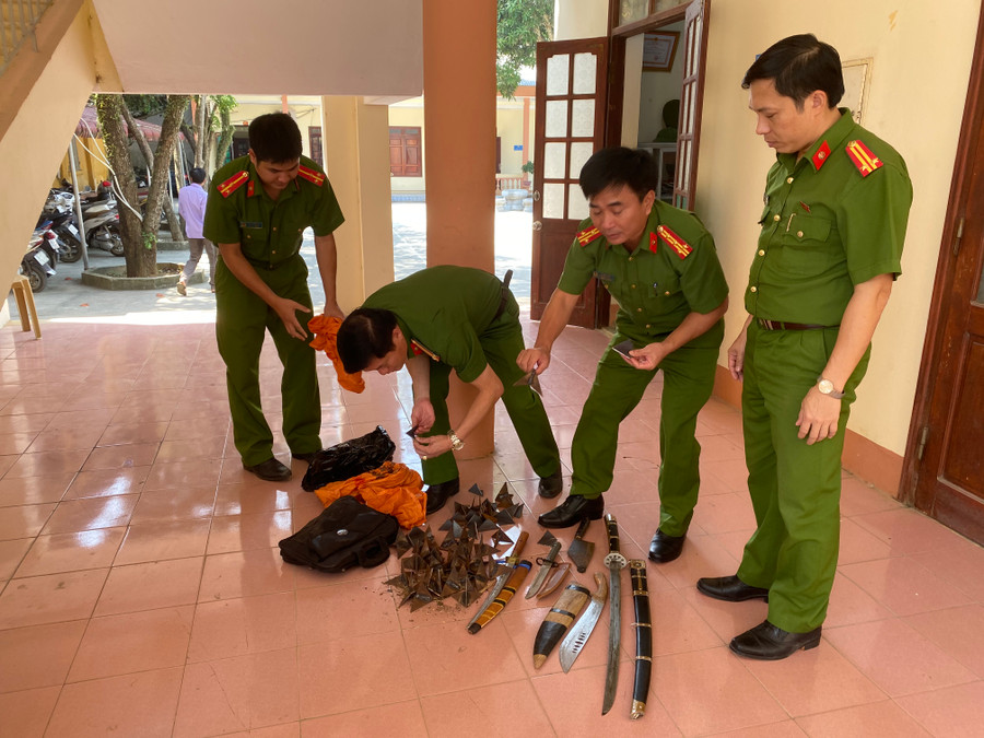 Lực lượng công an thu giữ hung khí tại nhà riêng của vợ chồng Vân, Hương. Ảnh: Công an cung cấp. Lực lượng công an thu giữ hung khí tại nhà riêng của vợ chồng Vân, Hương. Ảnh: Công an cung cấp.