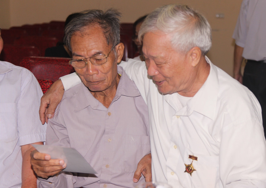 Cùng xem lại những kỷ vật nhắc nhớ một thời nhà giáo lên đường "xẻ dọc Trường Sơn"