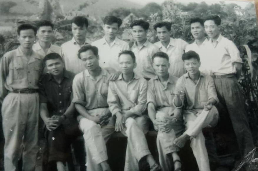 Thầy Phạm Quý Hùng (ngồi ngoài cùng bên phải) trước khi nhập ngũ là GV Trường cấp 3 Tân Kỳ (Nghệ An)