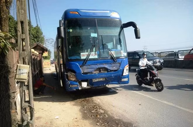 Chiếc xe khách sau khi va chạm với xe 7 chỗ.