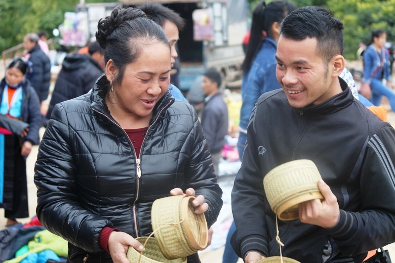 Giỏ đựng cơm của người Lào được đan bằng cật vầu rất tinh xảo của đồng bào Thái ở huyện Quan Sơn đưa đến bán ở chợ Na Mèo.