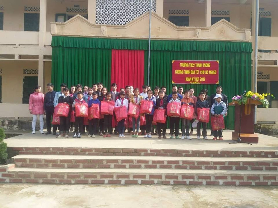 Học sinh trường HTCS Thanh Phong được nhận bánh chưng và quà Tết Nguyên đán Kỷ Hợi do các thầy, cô giáo quyên góp tiền để trao tặng.