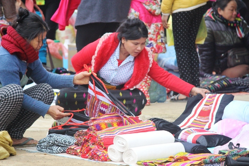 Hàng thổ cẩm của người Thái được bán ở chợ Na Mèo