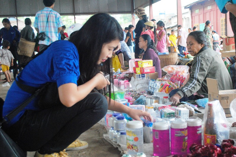 Thiếu nữ miền xuôi tìm mua hàng mỹ phẩm tại chợ Na Mèo. Thiếu nữ miền xuôi tìm mua hàng mỹ phẩm tại chợ Na Mèo.