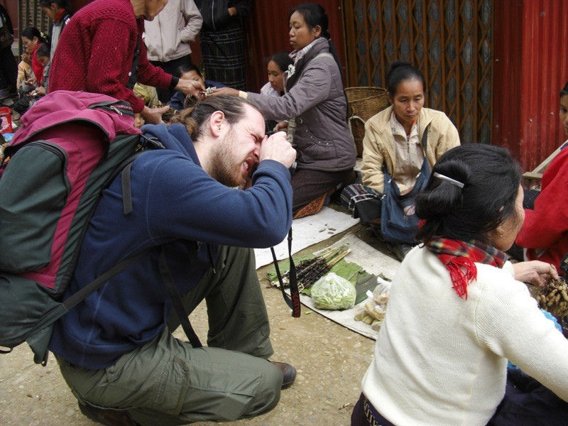 Du khách nước ngoài đến chợ Na Mèo