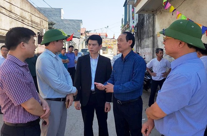 Thứ trưởng Bộ GTVT Lê Đình Thọ ( người thứ 2 bên phải sang) và Phó Chủ tịch UBND tỉnh Thanh Hóa Lê Anh Tuấn (ảnh giữa) có mặt tại hiện trường để chỉ đạo xử lý vụ tai nạn. Thứ trưởng Bộ GTVT Lê Đình Thọ ( người thứ 2 bên phải sang) và Phó Chủ tịch UBND tỉnh Thanh Hóa Lê Anh Tuấn (ảnh giữa) có mặt tại hiện trường để chỉ đạo xử lý vụ tai nạn.
