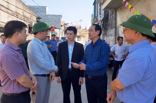 Thứ trưởng Bộ GTVT Lê Đình Thọ ( người thứ 2 bên phải sang) và Phó Chủ tịch UBND tỉnh Thanh Hóa Lê Anh Tuấn (ảnh giữa) có mặt tại hiện trường để chỉ đạo xử lý vụ tai nạn.