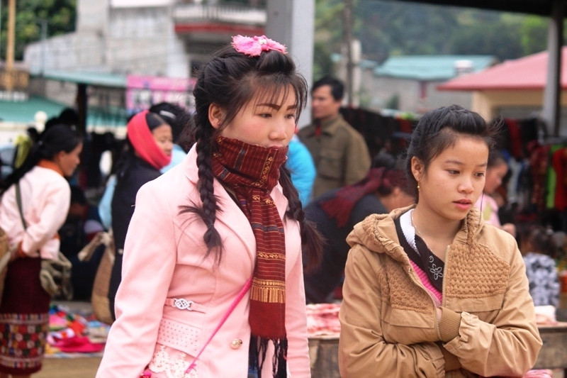 Thiếu nữ Lào đi chợ Na Mào.