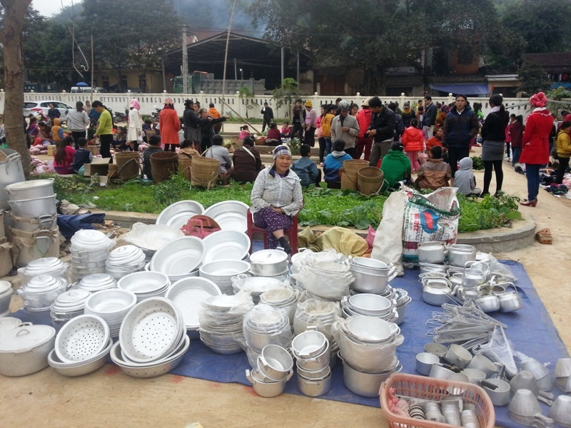 Đồ gia dụng được bày bán ở chợ. Đồ gia dụng được bày bán ở chợ.