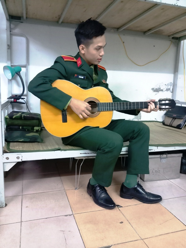 Những lúc rảnh rỗi, Hà Văn Chời tập chơi đàn ghi ta.