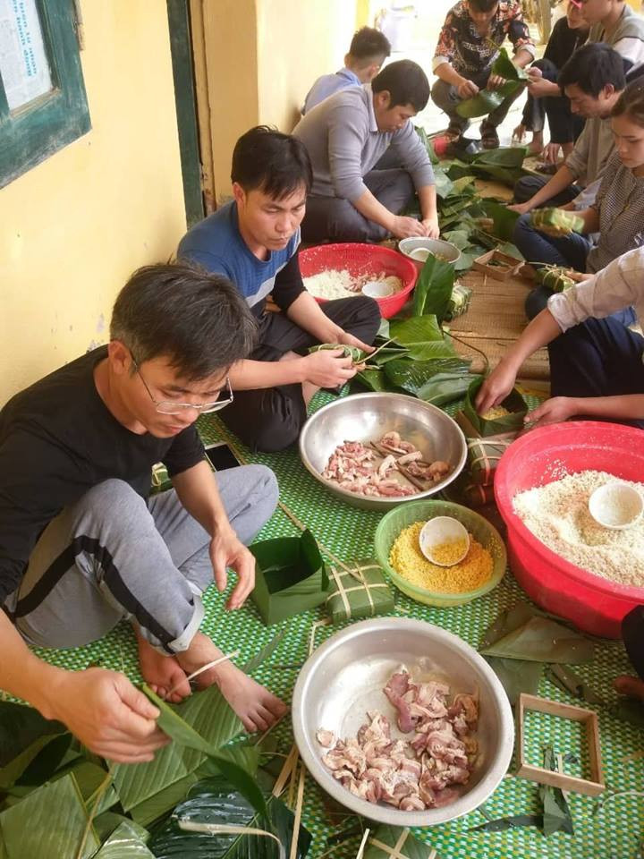 Các thầy, cô giáo trường THCS Thanh Phong gói bánh chưng để tặng học trò của mình ăn tết.