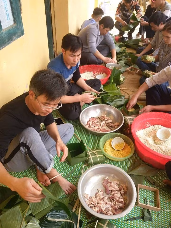 Các thầy, cô giáo trường THCS Thanh Phong gói bánh chưng để tặng học trò của mình ăn tết.