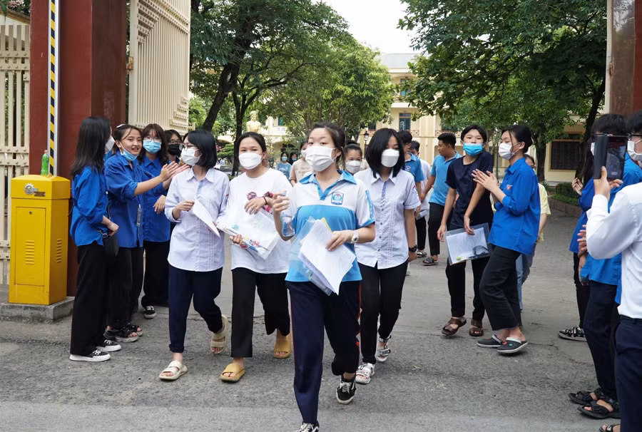 Thí sinh ra khỏi điểm thi tại Trường THPT chuyên Phan Bội Châu (TP Vinh, Nghệ An).