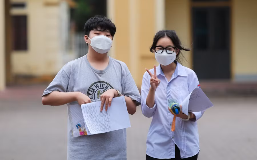 Nhiều thí sinh rời khỏi phòng thi với cảm xúc vui vẻ, phấn khởi.