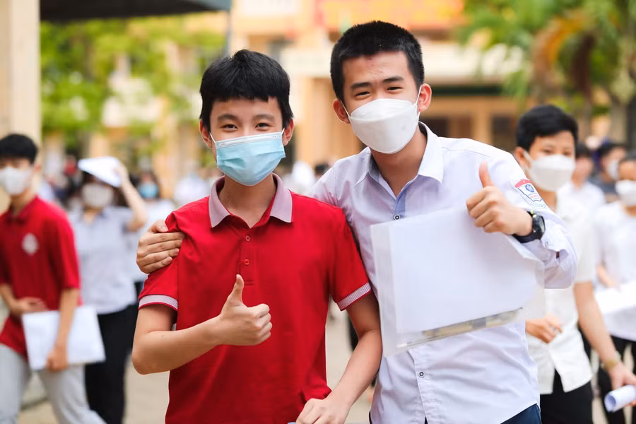 Theo giáo viên tại Nghệ An, đề thi Ngữ văn không quá bất ngờ, với vòng tròn đồng tâm về tuổi trẻ phù hợp với học sinh cuối cấp, chuẩn bị bước sang giai đoạn học tập mới.