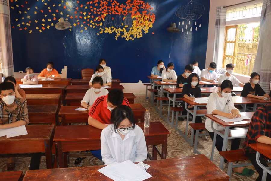 Thí sinh tại điểm thi Trường THPT Quỳnh Lưu 1 dự thi môn Ngữ văn.