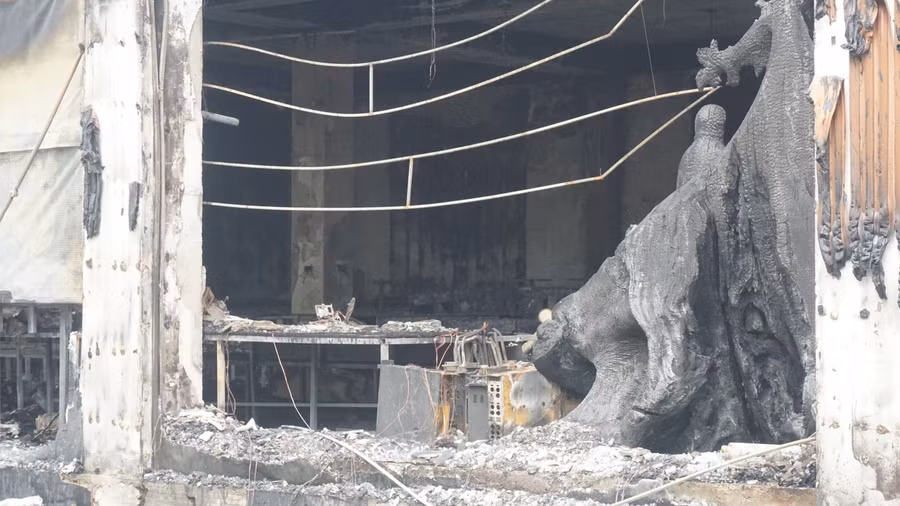 Ngôi nhà có 3 tầng, tầng 1 được cho thuê làm phòng trà, tầng 2 chưa sử dụng và tầng 3 đang xây dở. Hình ảnh tầng 1 tan hoang sau vụ cháy.