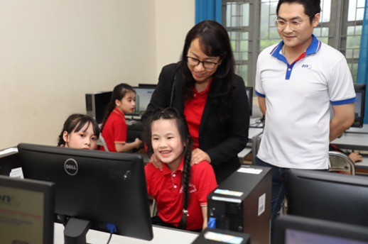 Khắc phục khó khăn do thiếu nguồn nhân lực phòng GD&amp;ĐT huyện Định Hóa đã thực hiện nhiều giải pháp để bổ sung, tăng cường giáo viên Tin học cho các trường tiểu học trên địa bàn.