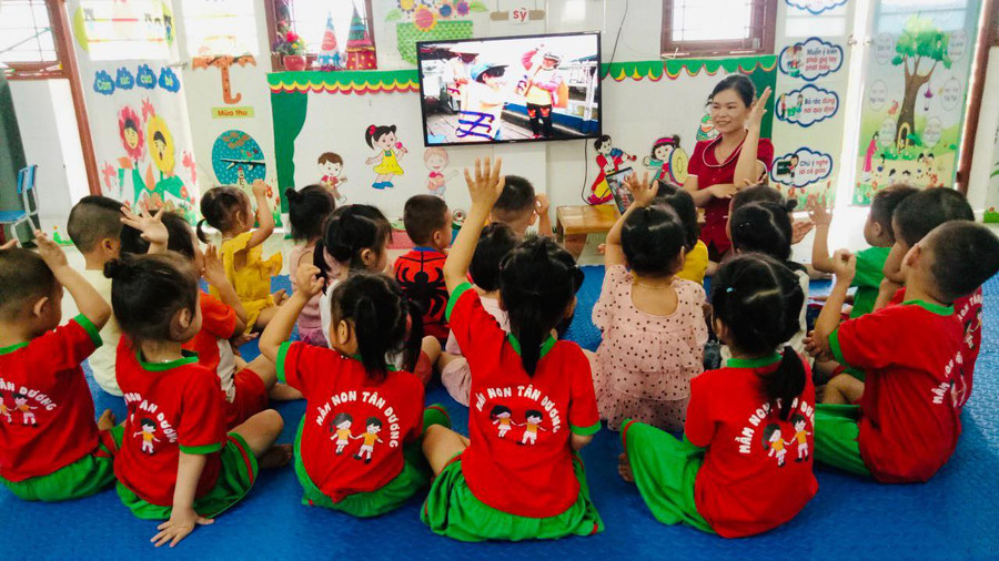 Định Hóa là huyện miền núi còn nhiều khó khăn tuy nhiên tất cả các điểm trường chính đều đã được kết nối internet do đó việc ứng dụng CNTT trở nên dễ dàng và thuận lợi hơn.