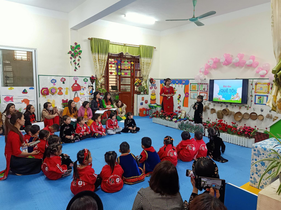 Nhờ ứng dụng CNTT bài giảng của giáo viên trở nên sinh động, hấp dẫn và thu hút học sinh hơn.