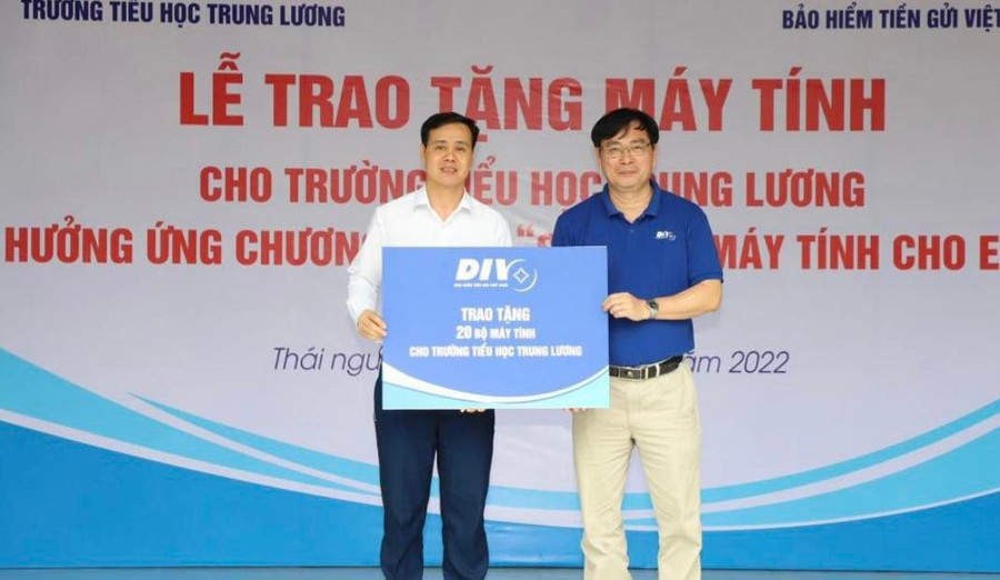 Bảo hiểm tiền gửi Việt Nam trao tặng 20 bộ máy tính cho trường Tiểu học Trung Lương, huyện Định Hóa.