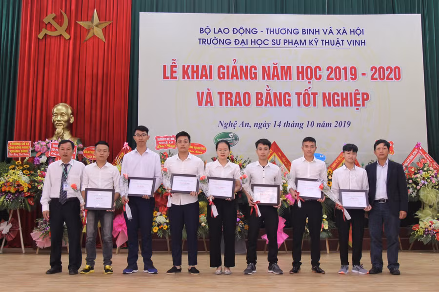 Trao bằng kỹ sư và khen thưởng cho sinh viên tốt nghiệp loại xuất sắc