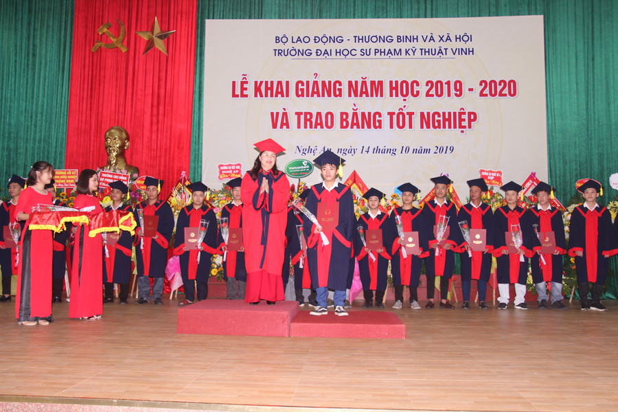 Trao bằng tốt nghiệp cho sinh viên tốt nghiệp năm 2019