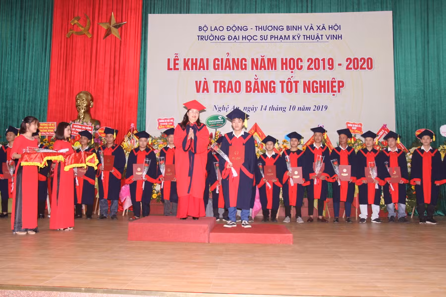 Trao bằng tốt nghiệp cho sinh viên tốt nghiệp năm 2019