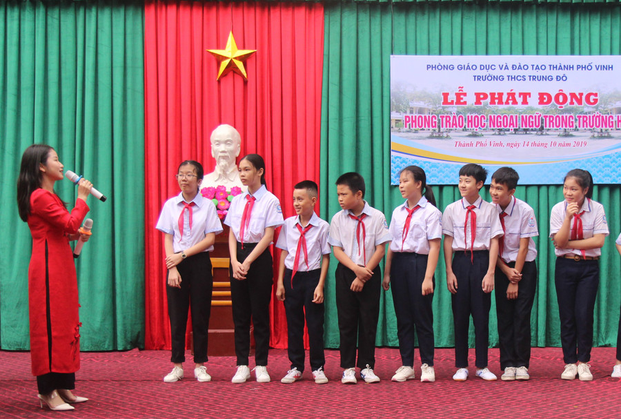 Học sinh Trường THCS Trung Đô tham gia chơi trò chơi, giao lưu tiếng Anh Học sinh Trường THCS Trung Đô tham gia chơi trò chơi, giao lưu tiếng Anh