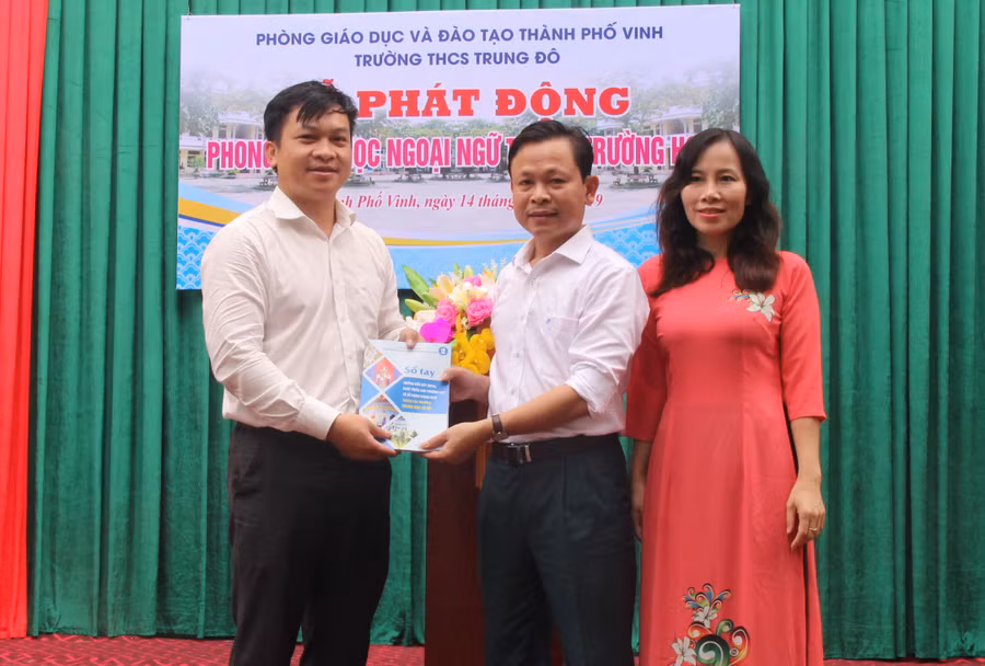 Ông Doãn Hồng Hà - Phó Vụ trưởng Vụ GDCT và Công tác HSSV trao quà cho Trường THCS Trung Đô, TP Vinh, Nghệ an