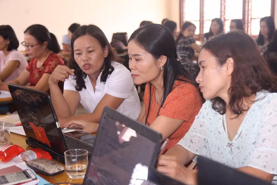 Các giáo viên trong lớp bồi dưỡng được chia thành từng nhóm thảo luận và thực hiện nhiệm vụ giảng viên đưa ra