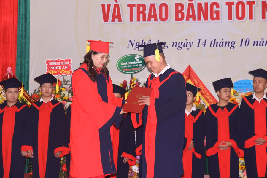 PGS.TS. Hoàng Thị Minh Phương - Hiệu trưởng Trường ĐH SPKT Vinh trao bằng kỹ sư, cử nhân cho sinh viên tốt nghiệp.