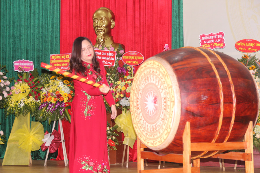 Hiệu trưởng Trường ĐH SPKT Vinh đánh trống khai giảng năm học mới
