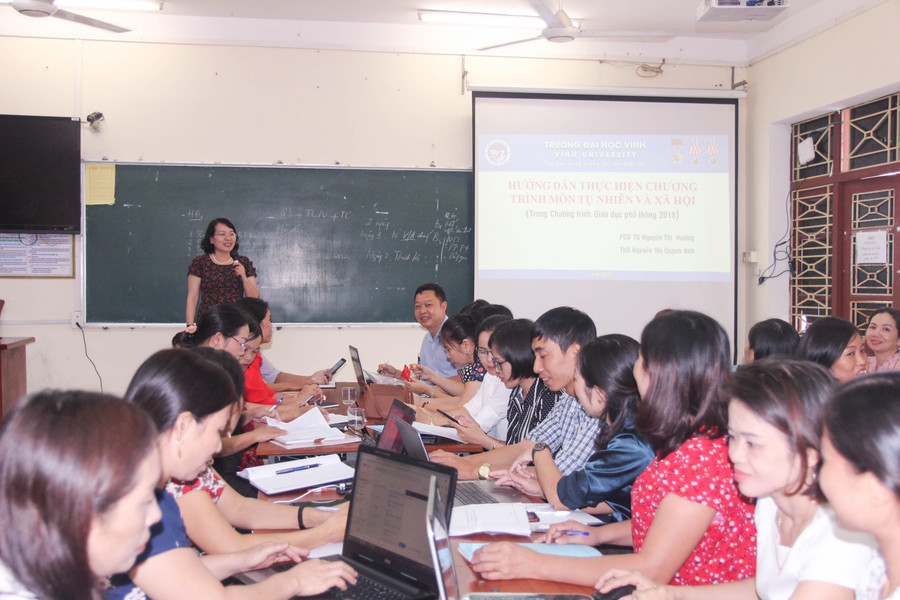 Giáo viên tiểu học cốt cán 2 tỉnh Nghệ An, Hà Tĩnh tham gia lớp bồi dưỡng được chia thành 13 lớp theo từng môn học Giáo viên tiểu học cốt cán 2 tỉnh Nghệ An, Hà Tĩnh tham gia lớp bồi dưỡng được chia thành 13 lớp theo từng môn học