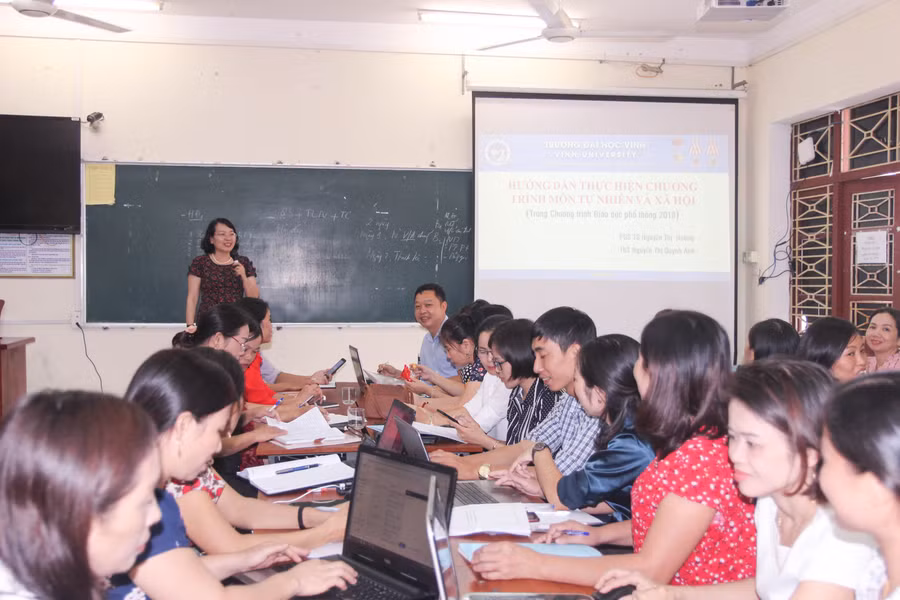 Giáo viên tiểu học cốt cán 2 tỉnh Nghệ An, Hà Tĩnh tham gia lớp bồi dưỡng được chia thành 13 lớp theo từng môn học