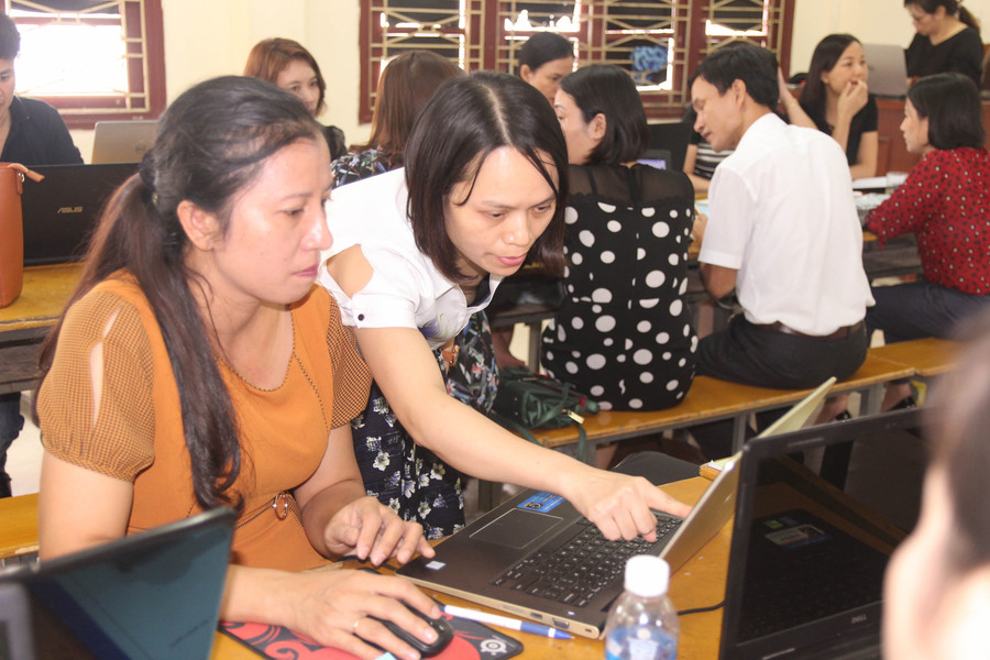 Giảng viên hướng dẫn và góp ý, chỉnh sửa sản phẩm của học viên lớp bồi dưỡng Giảng viên hướng dẫn và góp ý, chỉnh sửa sản phẩm của học viên lớp bồi dưỡng