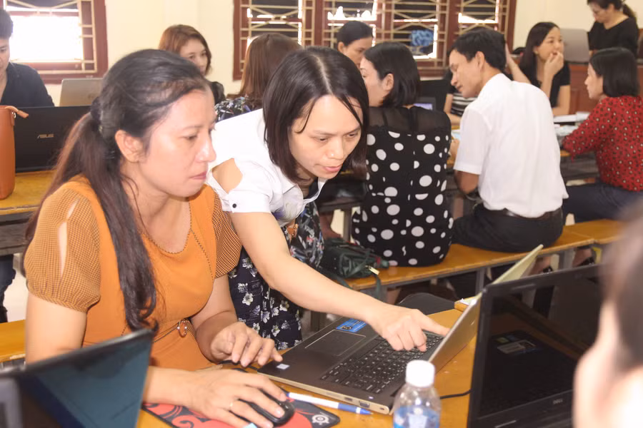 Giảng viên hướng dẫn và góp ý, chỉnh sửa sản phẩm của học viên lớp bồi dưỡng