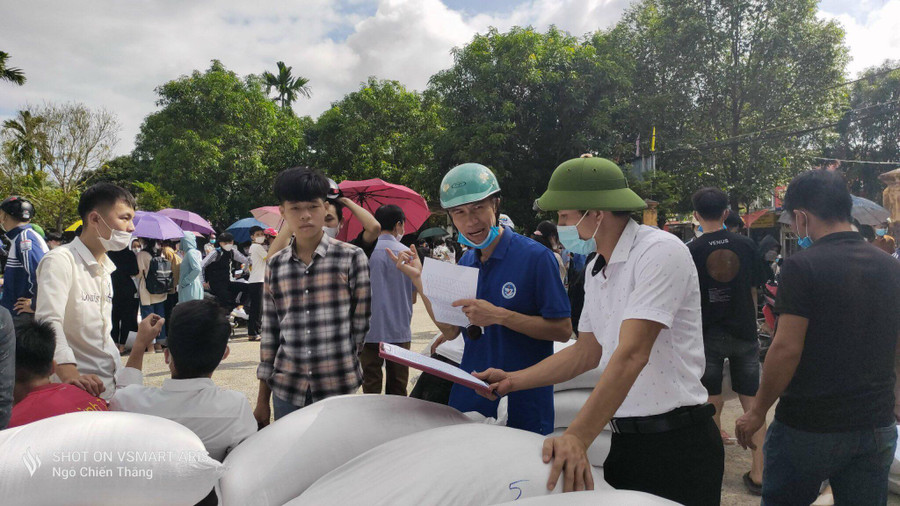 Trường THPT lập danh sách phân phối gạo được cấp phát về cho học sinh diện dân tộc bán trú theo Nghị định 116. Ảnh: Ngô Chiến Thắng.