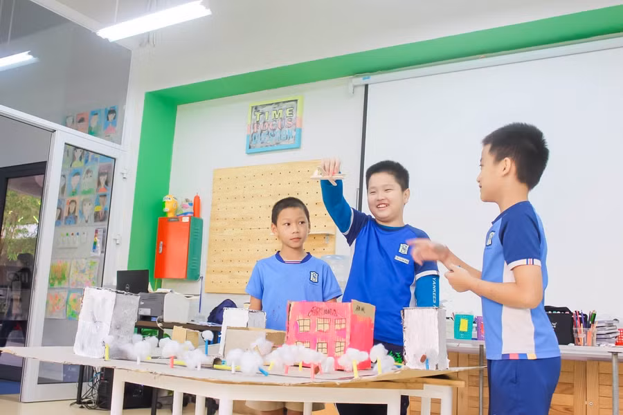 Các “Kiến trúc sư” nhí SenTia thuyết trình về “Mô hình thành phố đáng sống”để kêu gọi đầu tư từ các “Shark”