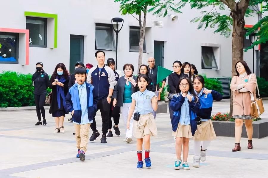 Các “chủ nhà nhí” SenTia tự hào giới thiệu với khách tham quan về ngôi trường của mình