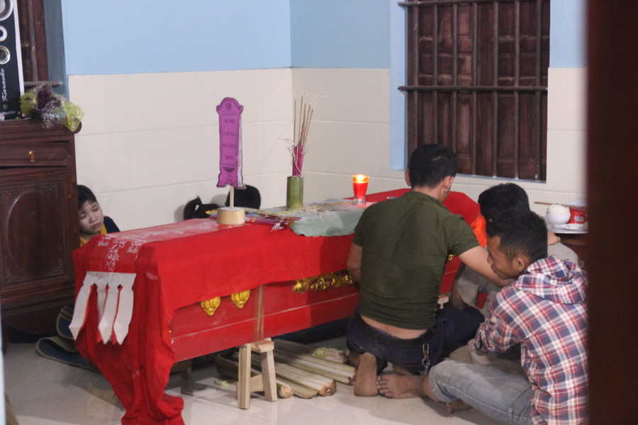 Người thân em Ngân đau đớn bên linh cữu