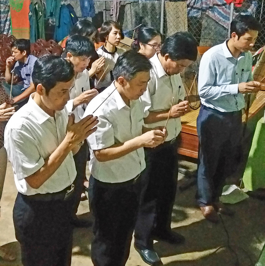 Sở GD&ĐT Nghệ An đến thăm viếng học sinh bị đuối nước Sở GD&ĐT Nghệ An đến thăm viếng học sinh bị đuối nước