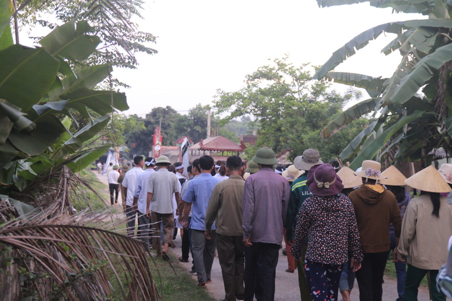 Bà con chòm xóm đưa tang em Nguyễn Thị Giang
