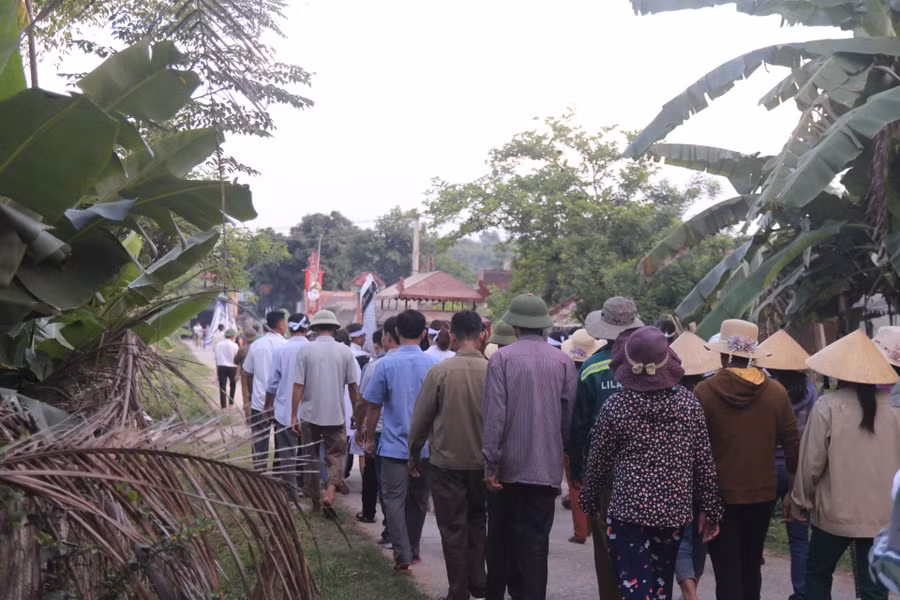 Bà con chòm xóm đưa tang em Nguyễn Thị Giang