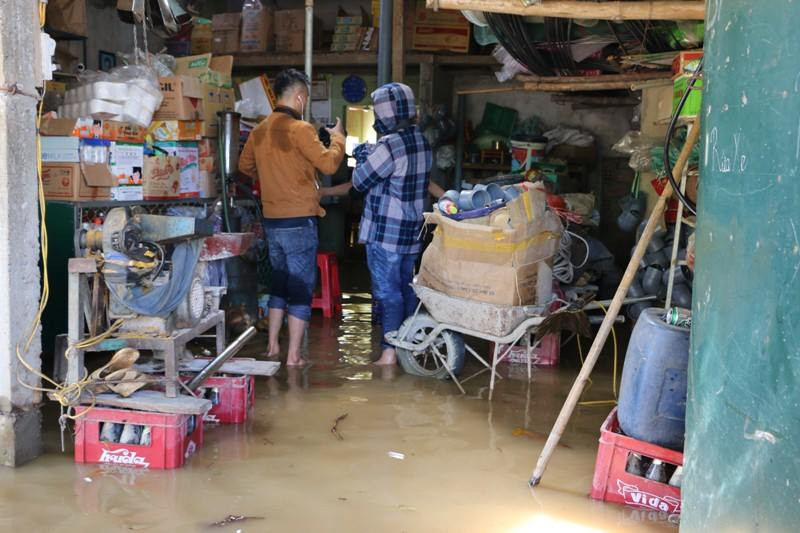 Người dân sinh hoạt khổ sở trong mùa lụt Người dân sinh hoạt khổ sở trong mùa lụt