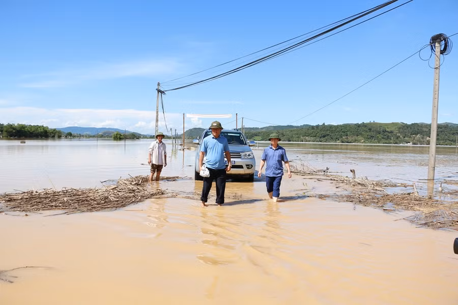 Lãnh đạo địa phương đi thị sát tình hình ngập lụt