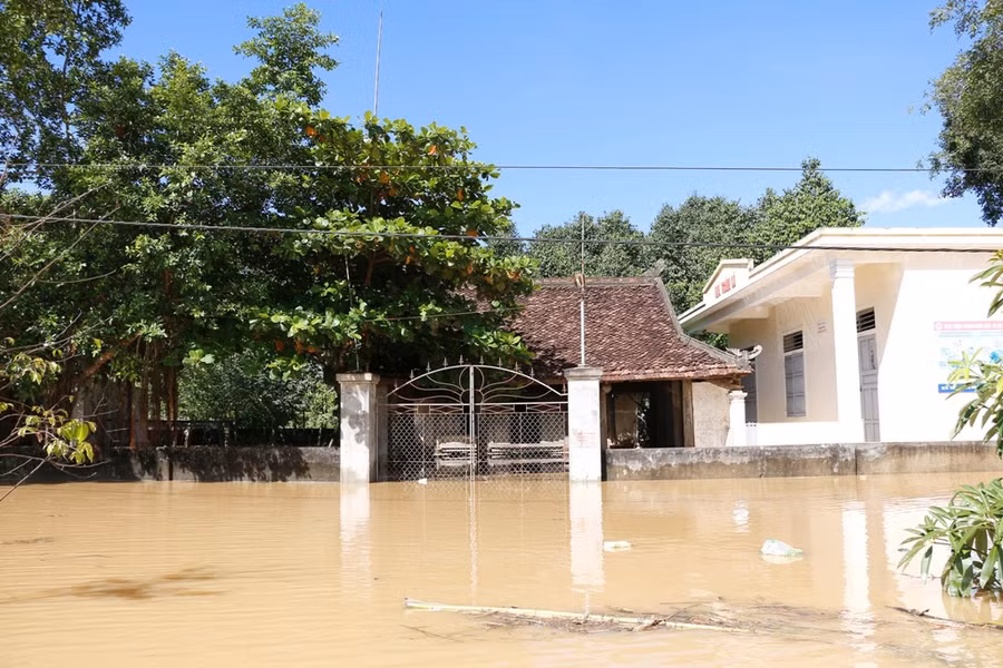 Nhiều nơi ở huyện Thanh Chương lụt nặng dù trời nắng gay gắt, không mưa