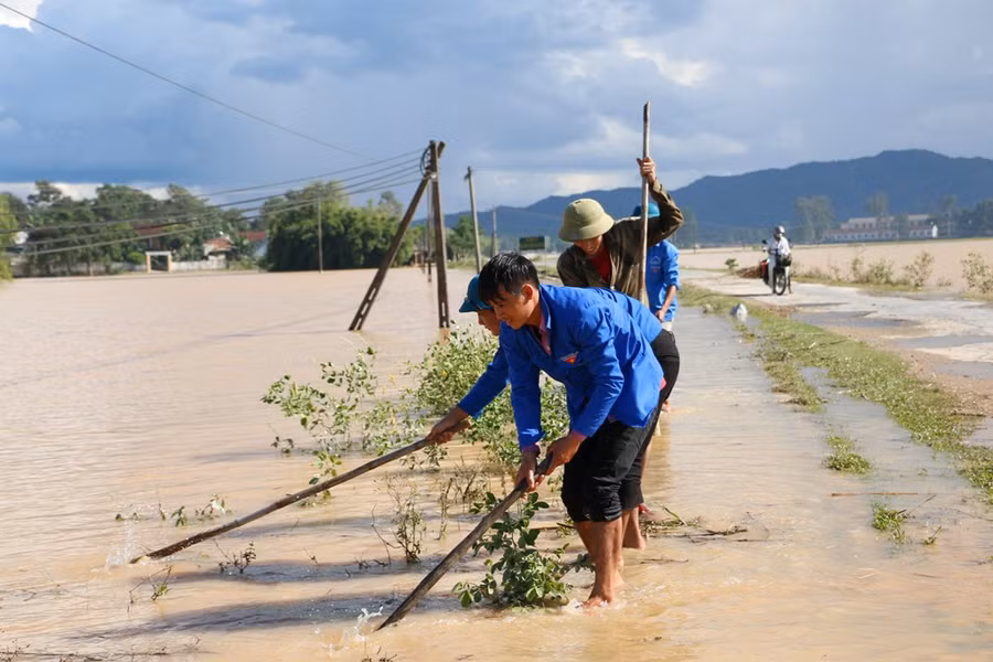 Lực lượng thanh niên được huy động khơi thông cống rãnh, thoát nước